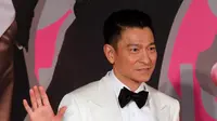 Aktor Hong Kong Andy Lau menyapa awak media saat menghadiri Hong Kong Film Awards di Hong Kong, (15/4). Hong Kong Film Awards digelar untuk yang ke 37 kalinya dan diberikan kepada insan perfilman. (AP Photo / Vincent Yu)
