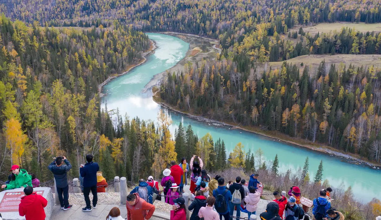 Para wisatawan mengunjungi kawasan wisata Kanas di Altay, Daerah Otonom Uighur Xinjiang, China barat laut, pada 28 September 2020. (Xinhua/Sadat)
