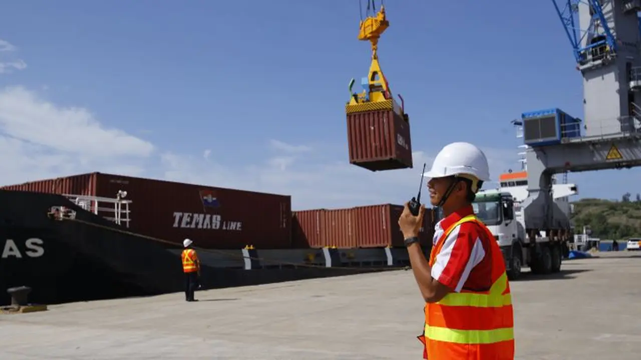 Petugas Lapangan Pelindo I sedang mengawasi kegiatan bongkar muat di Terminal Petikemas Pelabuhan Malahayati, Banda Aceh. (Foto: Pelindo I)