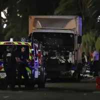 Tiba-tiba saja seorang sopir truk menabrak kerumunan orang yang tengah merayakan Bastille Day di Nice, Prancis. (Foto: heavyeditorial.files.wordpress.com)