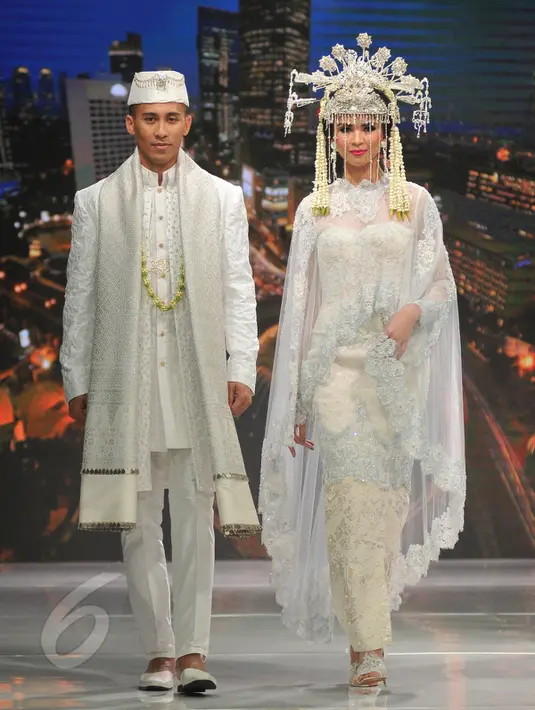 Model berjalan di atas catwalk memperagakan koleksi busana pengantin pada pameran pernikahan yang bertajuk Unveil, From Indonesia to the World di Grand Ballroom Shangri-La Hotel, Jakarta, Jumat (5/6/2015). (Liputan6.com/Herman Zakharia)