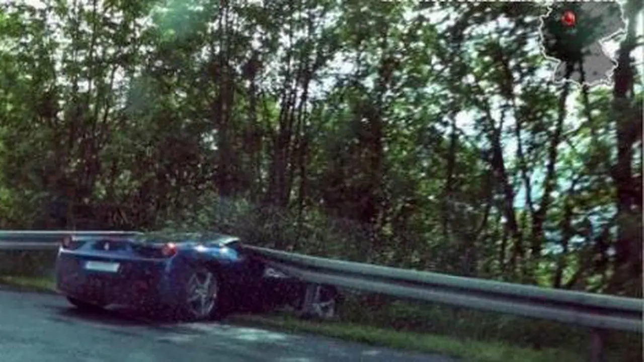 Ferrari Seharga Rp 2,6 Miliar Nyangkut di Pembatas Jalan