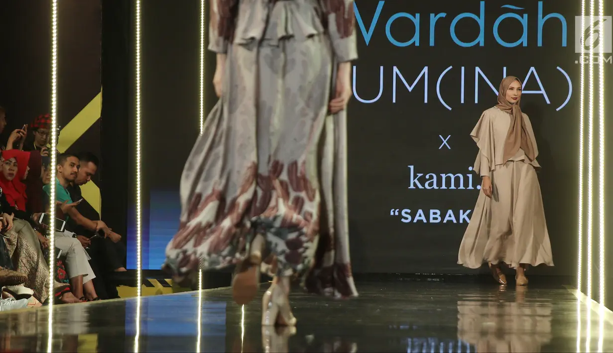 Model membawakan busana rancangan Wardah LUM (INA) x KAMI saat Jakarta Modest Fashion Week di Gandaria City, Jakarta, Minggu (29/7). KAMI mengangkat tema 'Sabaku'. (Liputan6.com/Herman Zakharia)