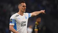 Arkadiusz Milik. Striker berusia 28 tahun yang sejak tengah musim 2020/2021 dipinjamkan Napoli ke Olympique Marseille ini baru saja dipermanenkan pada bursa transfer musim panas 2022/2023. Olympique Marseille harus mengeluarkan biaya 8 juta euro untuk mempermanenkannya dengan durasi kontrak hingga Juni 2025. Selama 1,5 musim membela Marseille, ia total tampil dalam 53 laga di semua ajang dengan torehan 30 gol dan 3 assist. Sementara bersama Timnas Polandia ia telah mengoleksi 62 caps dengan torehan 16 gol dan 16 assist sejak melakukan debut pada 12 Oktober 2012. (AFP/Sylvain Thomas)