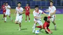 Melihat hasil pertandingan, Timnas Indonesia U-17 minim peluang di sepanjang laga. Tampak dalam foto, pemain Timnas Indonesia, Keanu Senjaya (kanan) terjatuh saat berbut bola dengan Dang Khoa Nguyen Huynh (kedua kanan - Vietnam) pada laga Grup A Piala AFF U-17 2026 di Stadion Gelora Delta, Sidoarjo, Jawa Timur, Minggu (19/4/2026) malam WIB. (Bola.com/M Iqbal Ichsan)