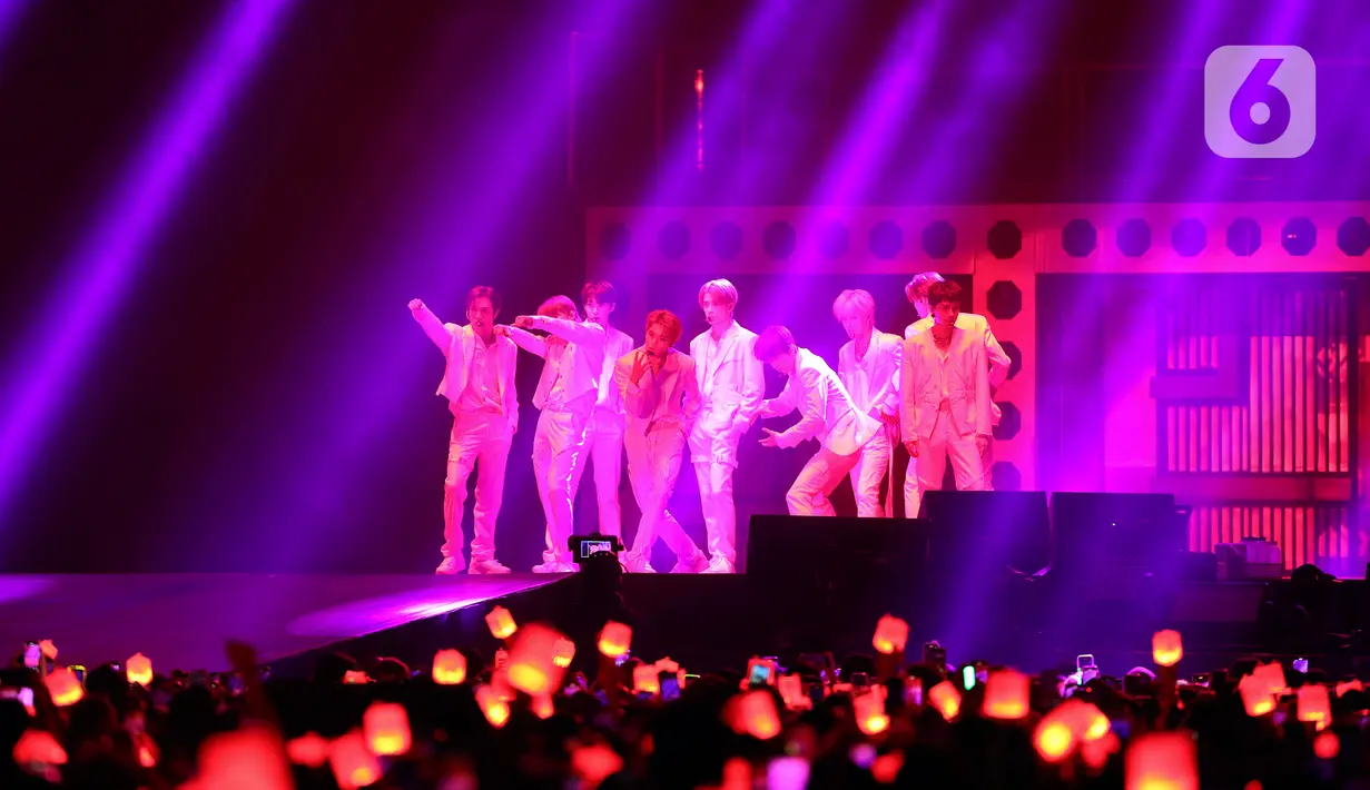 Grup idola K-Pop NCT 127 tampil dalam tur konser dunia kedua bertajuk "NEO City: Jakarta - THE LINK" di ICE BSD City, Tangerang, Banten, Jumat (4/11/2022). Tampil dalam balutan busana serba putih, NCT 127 membawakan sejumlah lagu di antaranya 'Kick It' dan 'Lemonade'. (Liputan6.com/Johan Tallo)