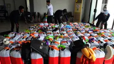 Petugas merapikan koper para jemaah haji kloter pertama di Asrama Haji Pondok Gede, Jakarta Timur, Selasa (23/5/2023). Bank Syariah Indonesia (BSI) mengungkapkan, 81 persen jemaah haji yang berangkat tahun ini melunasi pembayaran melalui Bank Syariah Indonesia. (merdeka.com/Imam Buhori)