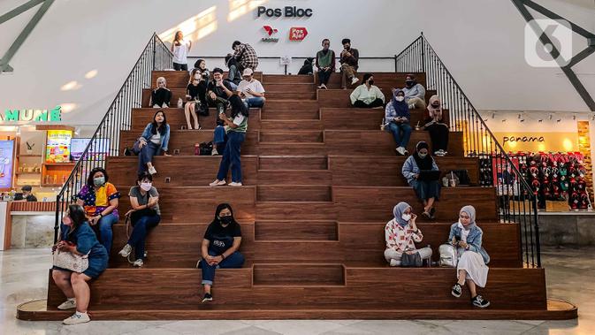 Sejumlah pengunjung duduk dalam area Pos Bloc di Jakarta Pusat, Sabtu (9/10/2021). Selain menjadi tempat berdiskusi, Pos Bloc juga akan mewadahi beberapa sektor usaha kreatif. (Liputan6.com/Faizal Fanani)