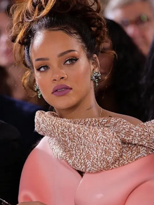 Media Take Out melaporkan Rihanna terlihat memakai baju hamil. Media tersebut juga menyebutkan saat ini Rihanna sedang menjalin kasih dengan Hassan Jameel dan sedang mengandung anaknya. (Instagram/rihannadaily)