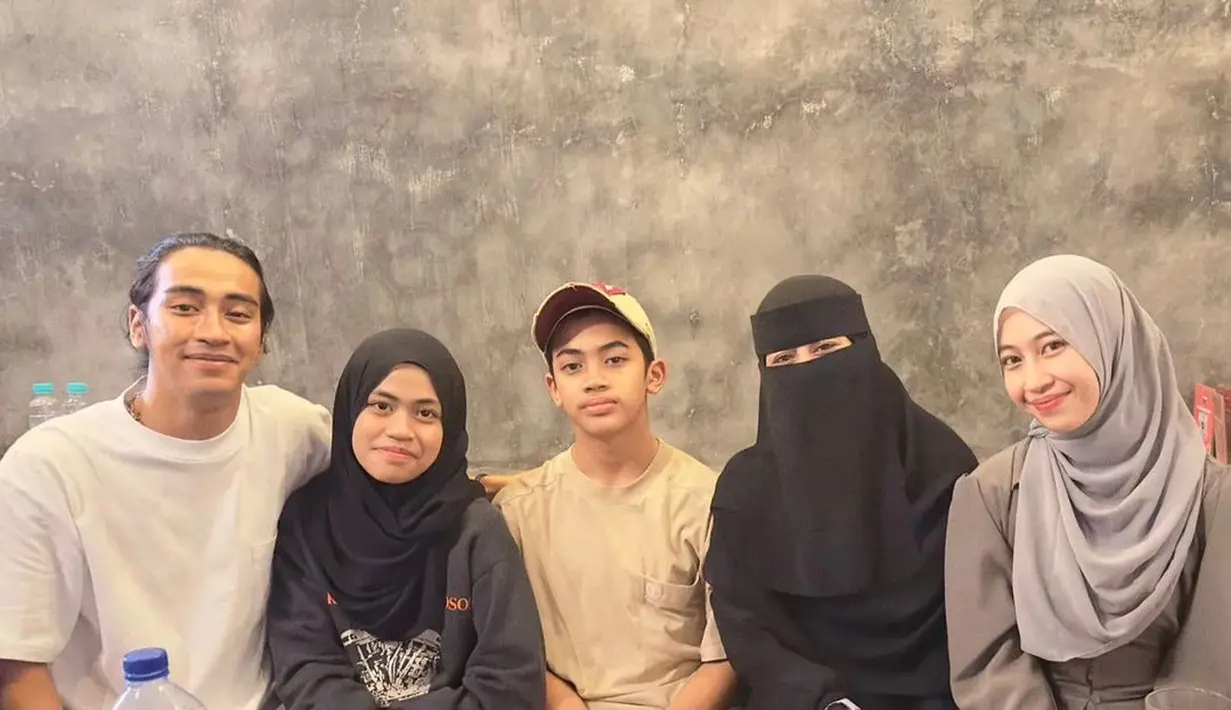 Umi Pipik mengatakan telah ada pertemuan keluarga sebagai bentuk keseriusan hubungannya. [Instagram/adiba.knza/_ummi_pipik_]