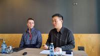 (ki-ka) Mark Wesley - Product Communications Manager, Realme Global dan Chase Xu - Vice President realme and President of Realme Global Marketing. (Liputan6.com/ Agustinus Mario Damar)