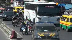 Satuan Lalu Lintas Polres Cimahi juga memasang rambu dan marka jalan sepanjang 200 meter, agar pemudik yang mengarah ke Gerbang Tol Purbaleunyi lebih leluasa.