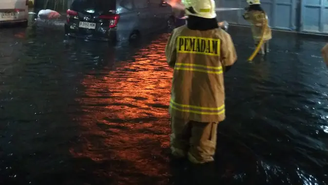 Neraka di Tengah Banjir: Kebakaran Melalap Bangunan di Cengkareng
