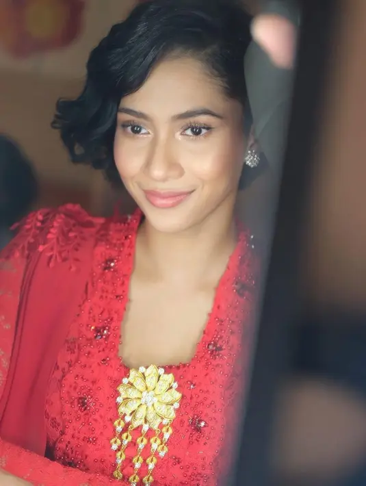 <p>Gaya rambut pendek juga bisa ditata sesuai acara, seperti dalam event formal, tekstur ikal bisa jadi pilihan terbaik. (Foto: Instagram @aghninyhaque)</p>