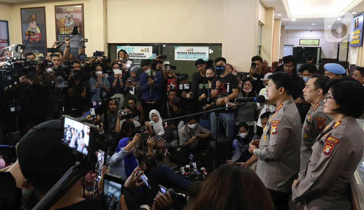 Kadiv Humas Polda Metro Jaya Kombes Pol E Zulpan menyampaikan keterangan saat jumpa pers terkait kasus kekerasan dalam rumah tangga (KDRT) yang dilakukan oleh artis Rizky Billar di Polres Metro Jakarta Selatan, Rabu (12/10/2022). Polres Metro Jakarta Selatan resmi menaikkan status Rizky Billar dari saksi menjadi tersangka dalam kasus KDRT yang dilakukan terhadap Lesti Kejora. (Liputan6.com/Herman Zakharia)