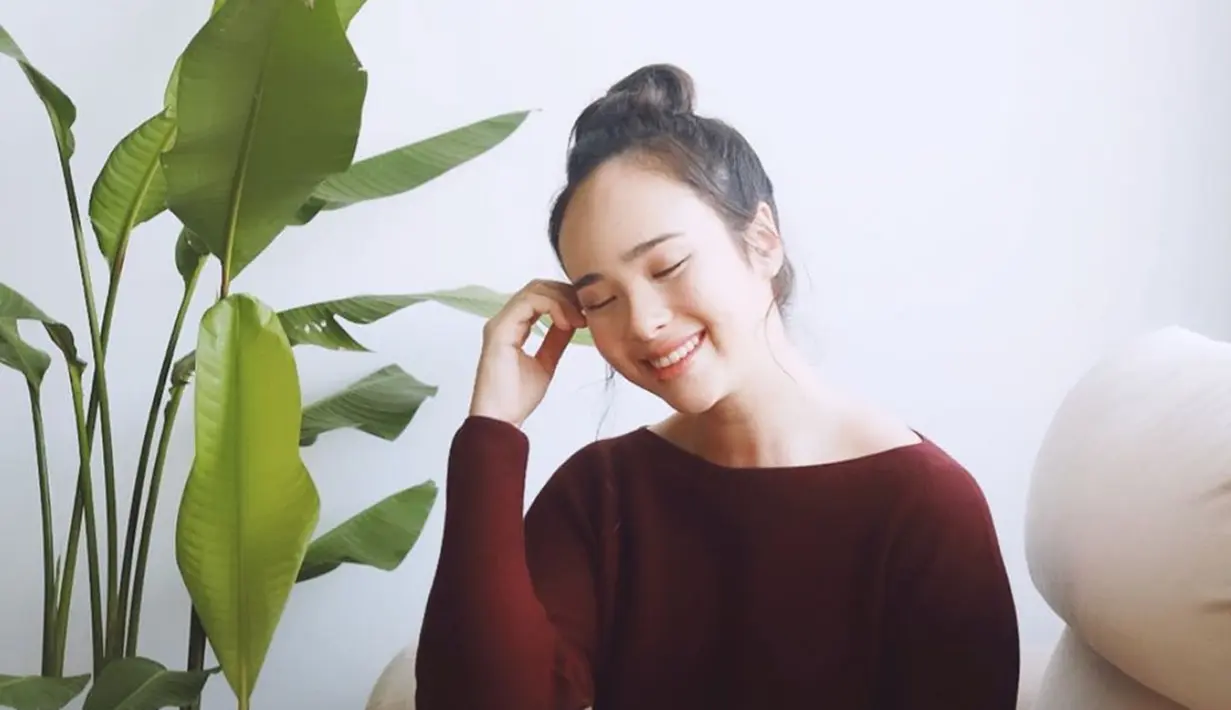 Selain itu, pemeran seni dan juga model ini lebih sering tampil casual dan simpel di kesehariannya. Bahkan dengan gaya rambut cepol, bintang film "Winter In Tokyo" ini disebut menggemaskan. (Liputan6.com/IG/@pammybowie)