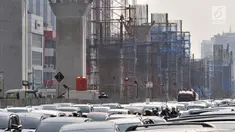 Kepadatan arus kendaraan di sekitar proyek 6 Ruas Tol Dalam Kota tahap pertama seksi Kelapa Gading-Pulo Gebang, Jakarta, Minggu (15/7). Proyek 6 Ruas Tol Dalam Kota terdiri dari tiga tahap pembangunan. (Merdeka.com/Iqbal S. Nugroho)