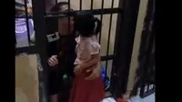 Viral Polisi Buka Pintu Penjara Tak Tega Lihat Anak Peluk Ayahnya Terhalang Jeruji, Warganet: Bikin Mewek (doc: tangkapan layar Twitter.com)