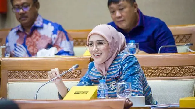 Dapat Dukungan Netizen, Ini 6 Potret Mulan Jameela saat Ngantor di DPR RI
