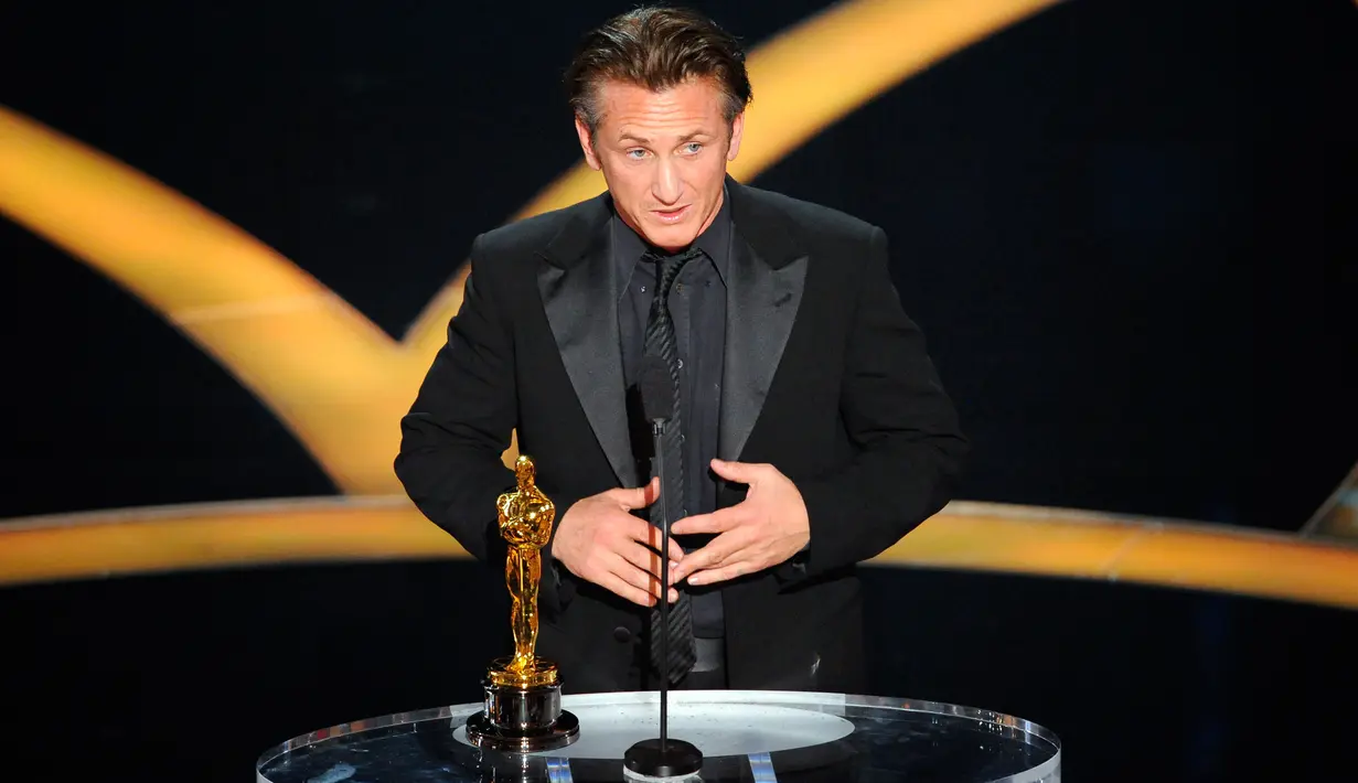 Peran sebagai seorang homoseks membawa Sean Penn meraih Oscar untuk kategori aktor terbaik tahun 2009. Penn dengan perannya di MILK, berhasil mengalahkan pesaing beratnya, Mickey Rourke di film THE WRESTLER. (AP Photo/Mark J. Terrill)