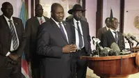 Presiden Salva Kiir (kiri) dan Wakil Presiden Riek Machar (memakai topi) dalam sebuah kesempatan tampil bersama (Huffington Post)