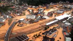Pemandangan banjir yang merendam wilayah Franco da, sekitar 26 km dari Sao Paulo, Brasil, Jumat (11/3). Hujan deras yang mengakibatkan banjir dan longsor tersebut menewaskan sedikitnya 19 orang. (AFP PHOTO/Marcel Naves)