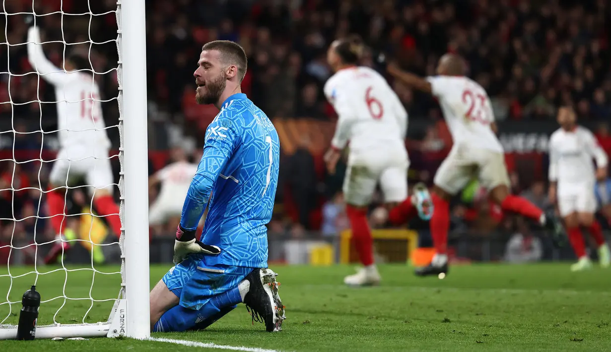 <p>Reaksi kecewa kiper Manchester United, David de Gea setelah gawangnya kebobolan untuk kedua kalinya pada laga leg pertama perempat final Liga Europa 2022/2023 melawan Sevilla di Old Trafford, Manchester, Jumat (14/04/2023) dini hari WIB. Laga berakhir dengan skor 2-2. (AFP/Darren Staples)</p>