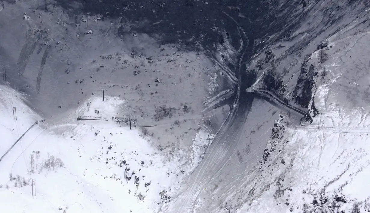 Letusan Gunung Kusatsu-Shirane mengakibatkan abu vulkanik menutupi lereng sebuah resor ski di Kusatsu, Prefektur Gunma, Jepang, Selasa (23/1). Sebanyak 12 pemain ski terluka terkena bebatuan yang terlontar akibat letusan. (Suo Takekuma/Kyodo via AP)