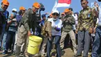 Menteri Kelautan dan Perikanan Susi Pudjiastuti (tengah) menunjukkan sampah yang ada di Pantai Timur Ancol, Jakarta, Minggu (18/8/2019). Dalam rangka HUT ke-74 RI, Pandu Laut Nusantara bersama KKP dan Yayasan Econusa akan menggelar Gerakan Menghadap Laut 2.0. (Liputan6.com/Herman Zakharia)