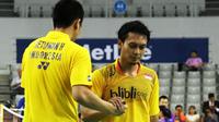 Ganda putra Indonesia Hendra Setiawan/Mohammad Ahsan akan menghadapi wakil tuan rumah Kim Sa Rang/Kim Gi Jung di perempat final Korea Open Super Series 2015, Jumat (18/9/2015). (Liputan6.com/Badminton Indonesia)