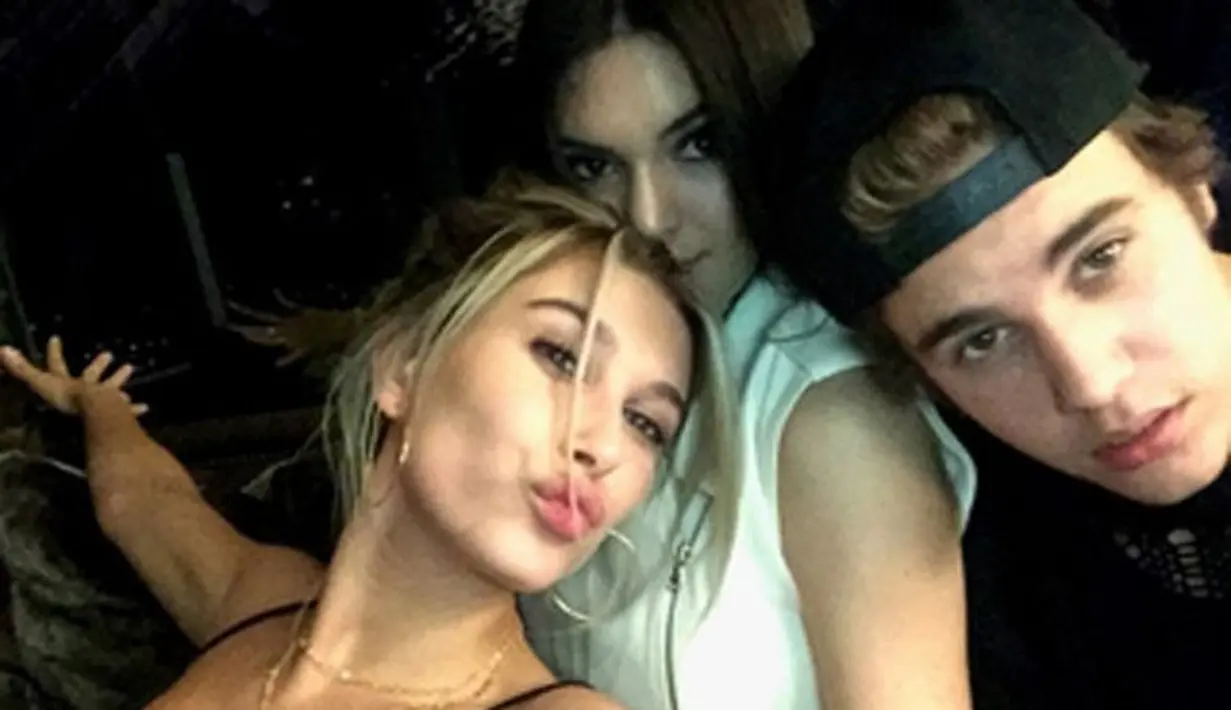 Hailey Baldwin dan Justin Bieber sudah memamerkan kemesraan mereka pada dunia dengan berciuman di New York City. (instagram/haileybaldwin)