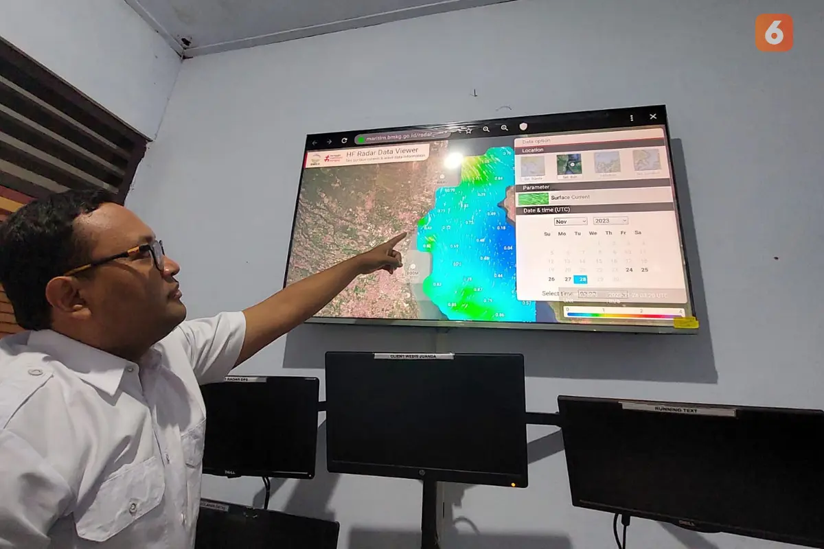 Prekirawan BMKG Banyuwangi I Gede Purbawa menerangkan prekiraan cauaca di wilayah Banyuwangi dan sekitarnya (Hermawan Arifianto/Liputan6.com)