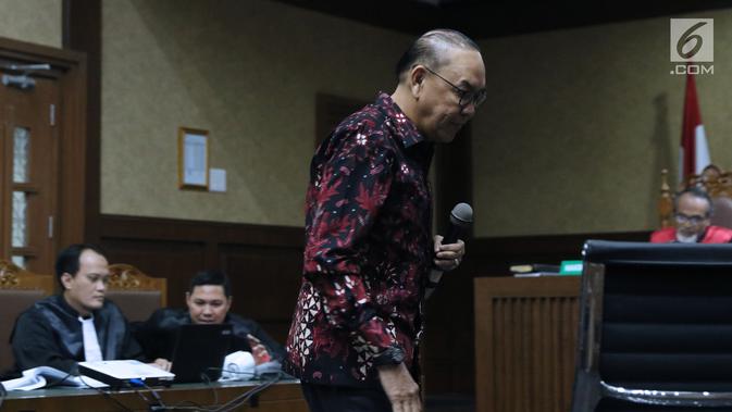 Pemegang saham Blackgold Natural Resources yang juga terdakwa suap pembangunan PLTU Riau-1,Johannes Budisutrisno Kotjo saat sidang di Pengadilan Tipikor, Jakarta, Kamis (15/11). Sidang mendengarketerangan terdakwa. (Liputan6.com/Helmi Fithriansyah)