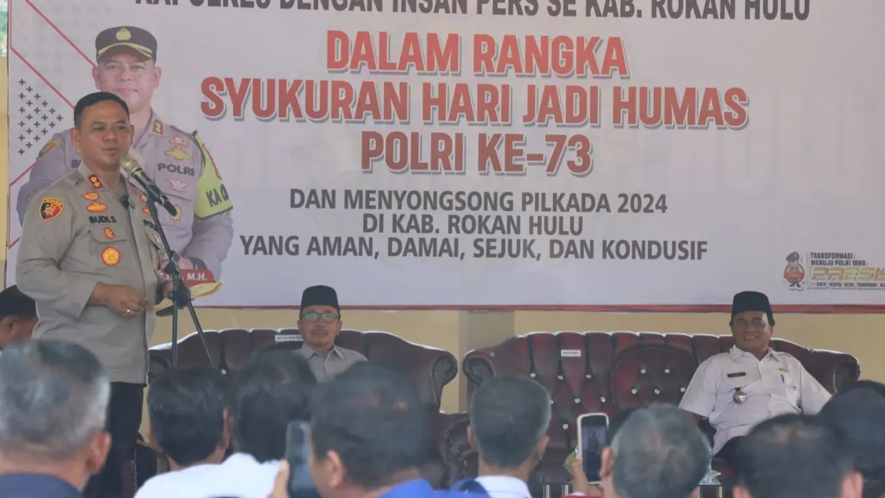 Kapolres Rokan Hulu dalam syukuran HUT ke-73 Humas Polri bersama penyelenggara Pilkada dan wartawan.