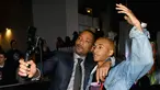 Aktor Will Smith dan putranya Jaden Smith berselfie saat menghadiri Premiere's Netflix's "Bright" di Regency Village Theatre di Westwood, California (13/12). Will Smith dan Jaden Smith tampil dengan gayanya masing-masing. (AFP Photo/Kevin Winter)