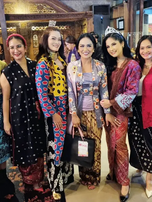 Para artis jebolan GADIS Sampul hadir dalam rangka acara anniversary GADIS Sampul ke-50 tahun. Acara ini juga dihadiri lintas generasi, mulai tahun 1988 hingga tahun 2000-an. Para artis-artis ini menjadi idola di masanya. [Instagram/novitaangie]