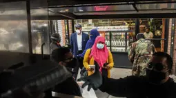 Orang-orang mengantre makan Halal gratis untuk Iftar selama bulan suci Ramadan di depan Masjid Taqwa di Bedford-Stuyvesant, Brooklyn, New York (14/5/2020). Acara ini diorganisir oleh Wakil Advokat Publik Kashif Hussain bersama Presiden Borough Brooklyn, Eric Adams. (Stephanie Keith/Getty Images/AFP)