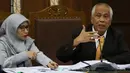 Otto Cornelis Kaligis (kiri) saat menjalani sidang Peninjauan Kembali (PK) di Pengadilan Negeri Jakarta Pusat, Jakarta, Senin (13/3). Sidang tersebut menghadirkan mantan hakim agung Laica Marzuki sebagai saksi ahli. (Liputan6.com/Helmi Afandi)