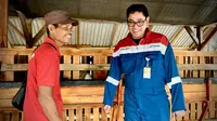 Assistant Manager Facility Operation PHE Jambi Merang Field, Syahrul Arafat saat berbincang dengan warga dan kelompok tani Desa Mendis. (Foto: Liputan6.com/Putu Merta Surya).