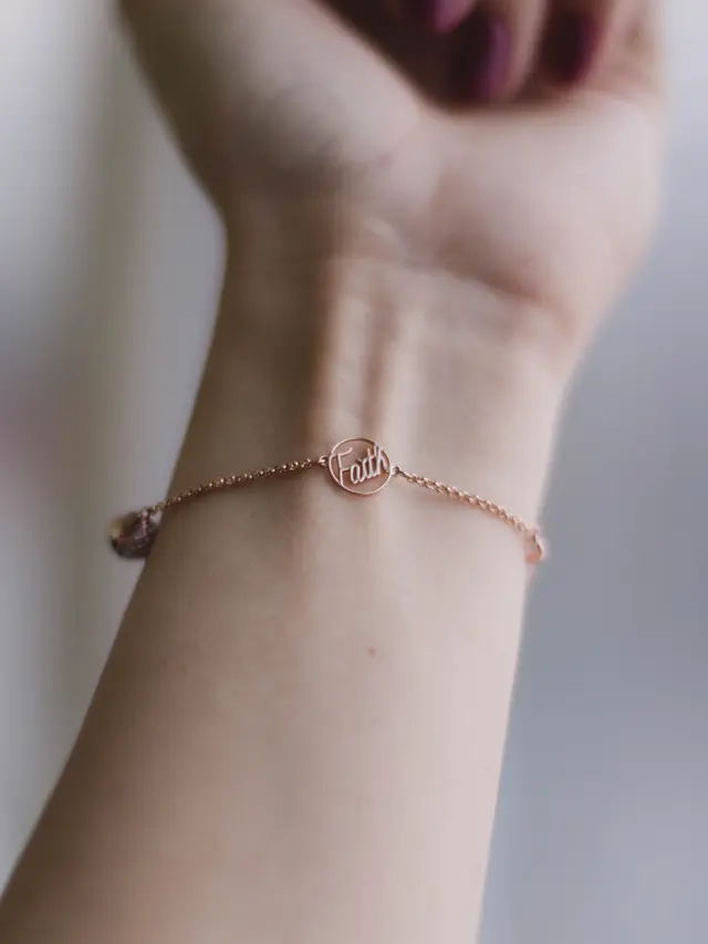 Mimpi Memakai Gelang Emas yang Membawa Pertanda Buruk