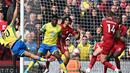 Pemain Nottingham Forest, Morgan Gibbs-White (kiri) mencetak gol penyeimbang 2-2 pada laga pekan ke-32 Liga Inggris 2022/2023 melawan Liverpool di Anfield, Liverpool, Sabtu (22/04/2023) WIB. The Reds berhasil menang dengan skor 3-2. (AFP/Paul Ellis)