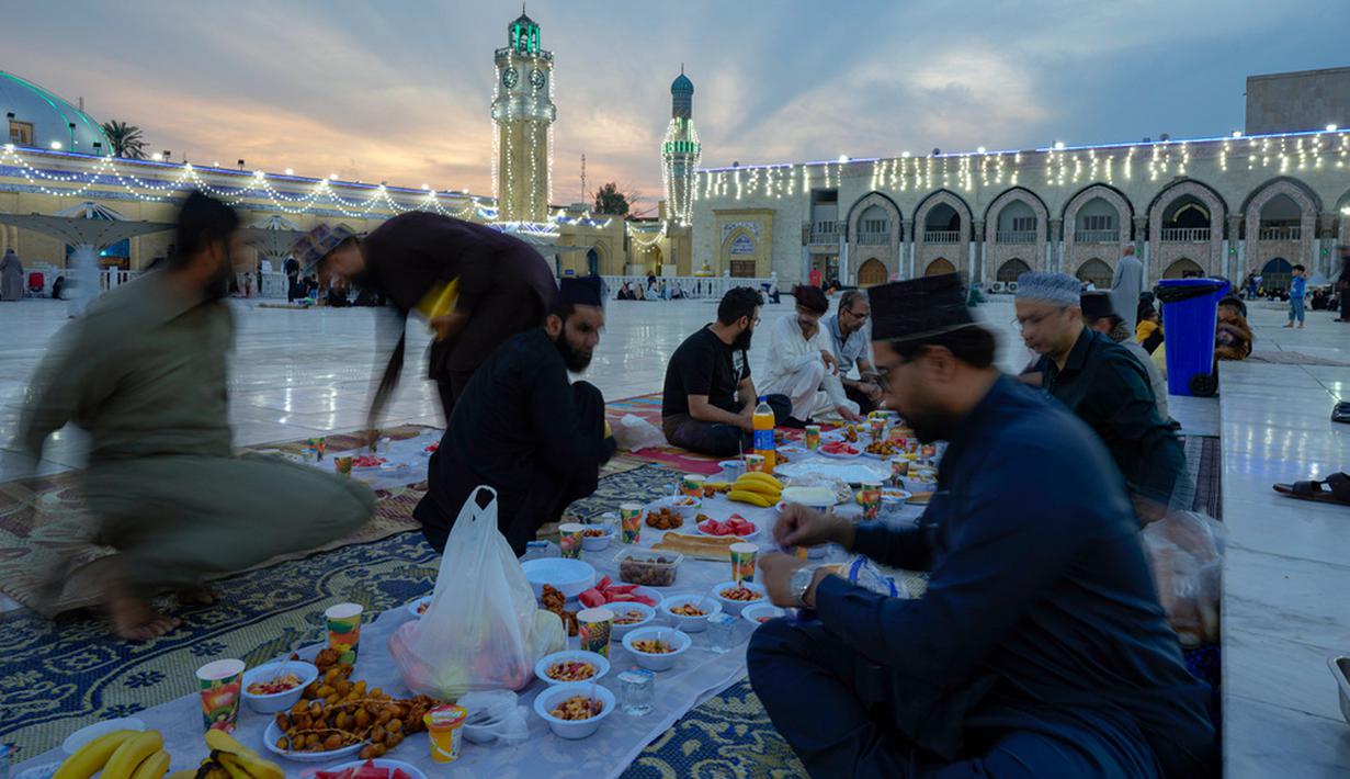 Umat muslim berkumpul untuk buka puasa Ramadhan bersama di Masjid Sheikh Abdul Qader Gilani, Baghdad, Irak, Kamis (23/3/2023). (AP Photo/Hadi Mizban)