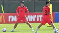 Kapten timnas Korea Selatan Son Heung-min mengenakan masker pelindung saat mengikuti sesi latihan menjelang dimulainya Piala Dunia 2022 Qatar, di Al Egla Training Site 5 di Doha, Rabu (16/11/2022). Son Heung-min  mengenakan topeng hitam pada bagian matanya dengan nomor "7" tertulis putih di sebelah kiri. (Jung Yeon-je / AFP)