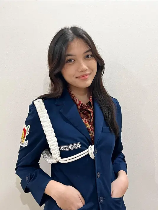 "Bismillah, dilancarkan untuk dik Raihana Zemma Gunawan sebagai Finalis Pemiihan Puteri Remaja DKI Jakarta 2023." tulis rimasuria_88. "Sipp,udah dukung,Yakin Menang Zemma ya aa @sahrulgunawanofficial," tulis haryowisanggenii. [Instagram/raihana_zemma]