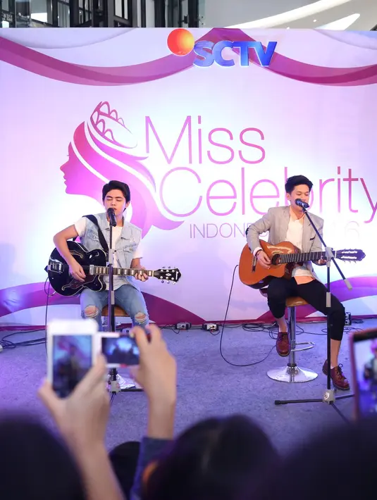 "Sekarang semua pesertanya keren-keren banget, kayaknya bakal berat banget buat saingannya. Pasti peserta keren-keren saingan berat buat kota lain, cantik-cantik semuanya," kata Aliando ditemui Bintang.com di lokasi audisi. (Nurwahyunan/Bintang.com)