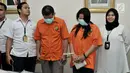 Dua tersangka L dan G dihadirkan saat rilis tindak pidana penipuan penjualan valas di Mapolda Metro Jaya, Jakarta, Senin (10/2). Tersangka tidak mengirimkan mata uang asing yang dijanjikan setelah para korban mentransfer uang. (Merdeka.com/Iqbal Nugroho)
