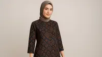 12 Model Atasan Batik Wanita Berhijab Buat Kerja Terbaru 2025, Stylish dan Tetap Profesional