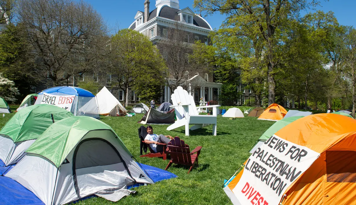 Sepekan terakhir, aksi protes pro-Palestina mengguncang universitas-universitas di seluruh Amerika Serikat (AS) dan terus menyebar ke lebih banyak kampus. (Matthew Hatcher/Getty Images North America/Getty Images via AFP)