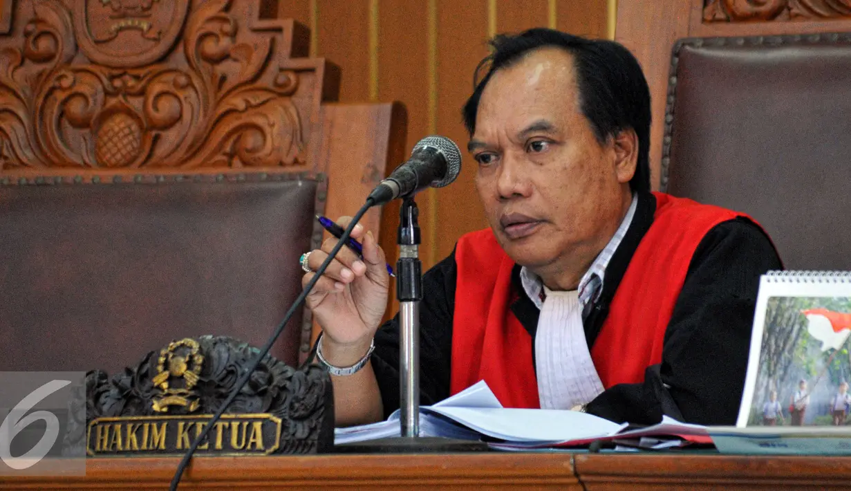 Hakim tunggal Amat Khusairi saat memimpin sidang permohonan praperadilan mantan Wali Kota Makassar Ilham Arief Sirajuddin di PN Jakarta Selatan, Kamis (9/7/2015). Hakim menolak permohonan praperadilan yang diajukan Ilham (Liputan6.com/Yoppy Renato)