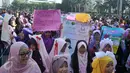 Beragam tulisan dibawa saat aksi Gerakan Menutup Aurat di Kawasan Bundaran HI, Jakarta, Minggu (14/2/2016). Mereka mengajak kepada wanita muslim untuk menutup Aurat sesuai dengan syariat. (Liputan6.com/Gempur M Surya)